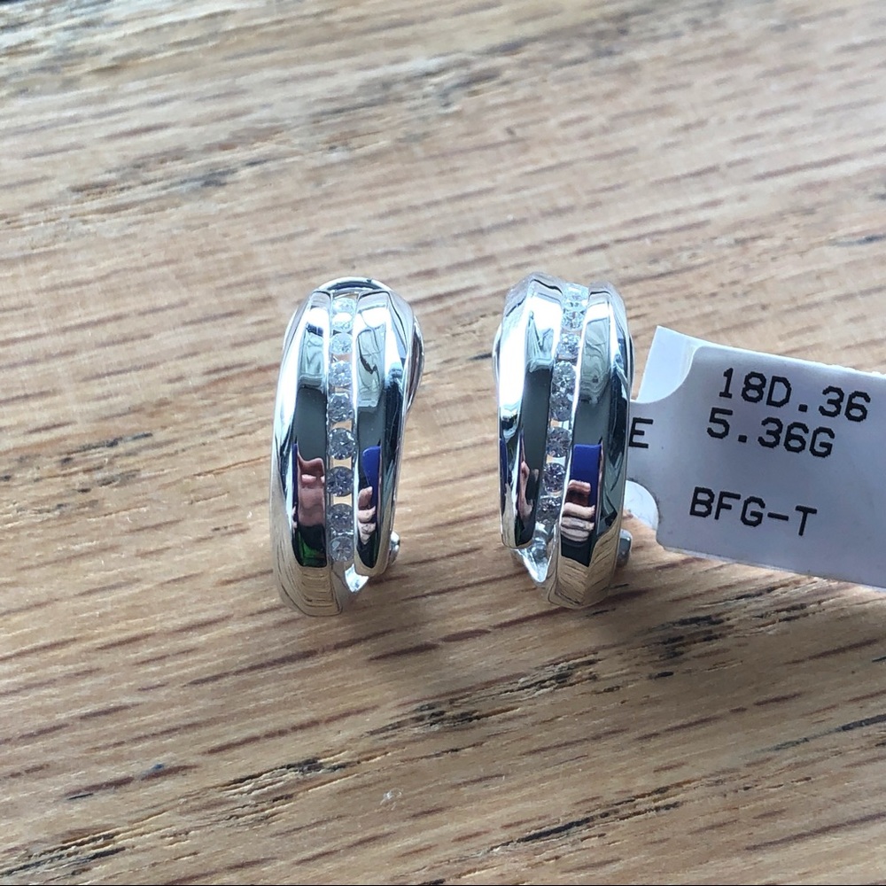 18 diamonds .36 on 14k white gold earrings